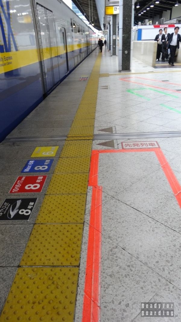 Japan, train queue markings