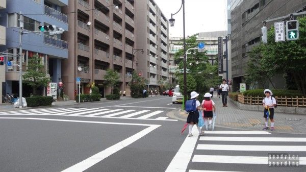 Japan, Tokyo - mail students go to school