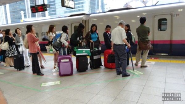 Japan, train queue markings - it works!